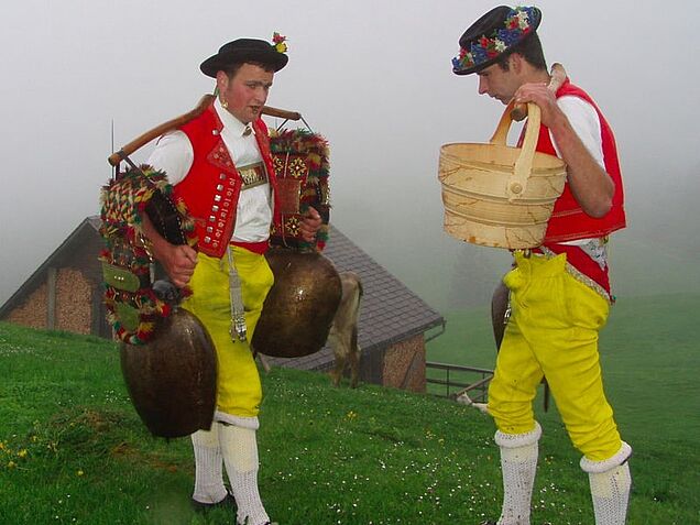 Glockenduett in traditioneller Tracht. Quelle: fundus-agricultura.wiki