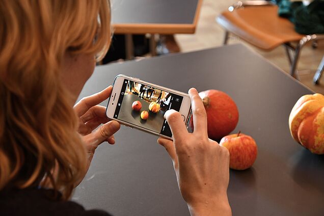 Lektion eins im Foto-Workshop: Das Smartphone immer mit beiden Händen halten. Bild: CPC-SKEK.