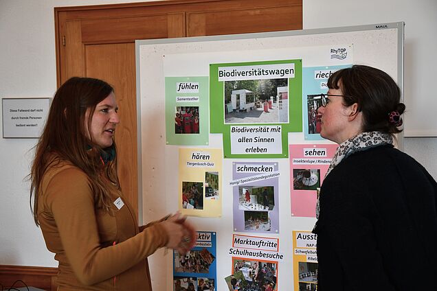 Eines von vielen innovativen Projekten an der Posterausstellung: Mobile Öffentlichkeitsarbeit mit dem Biodiversitätswagen. Bild: CPC-SKEK.